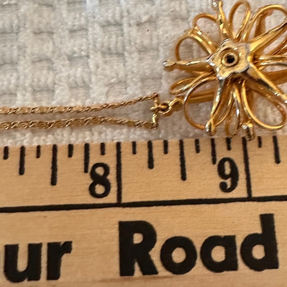 Gold Tone Necklace Flower Pendant w Rhinestone - Picture 4 of 4